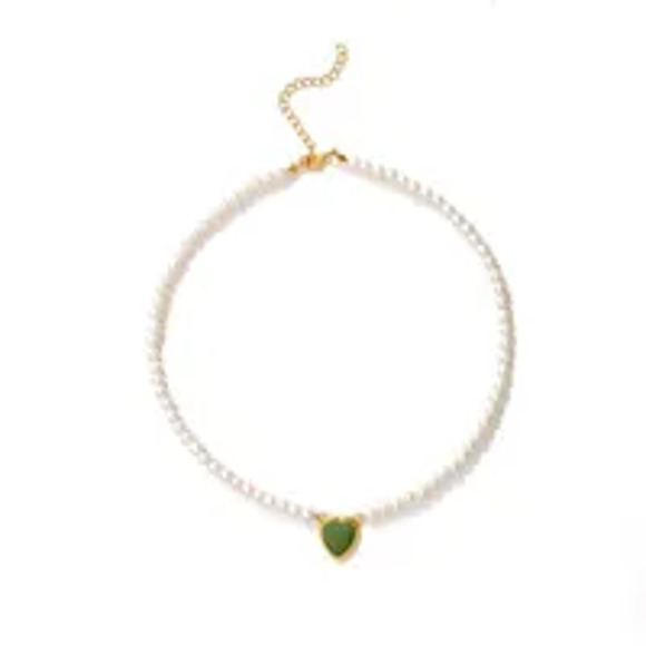 Luxurious Artificial Pearl Necklace with Green Heart Pendant - Picture 3 of 4